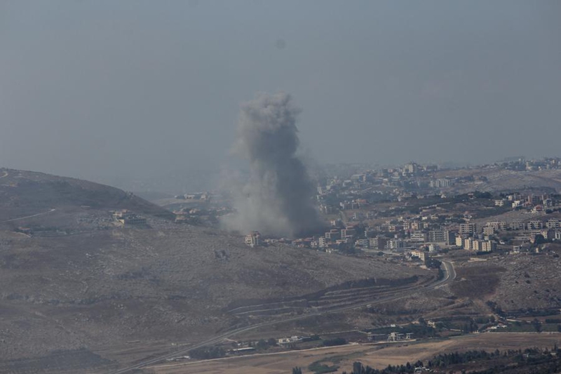 Picha hii iliyopigwa Septemba 25, 2024 ikionyesha moshi ukifuka kupaa angani kufuatia shambulizi la anga la Israel huko Khiam, Lebanon. (Picha na Taher Abu Hamdan/Xinhua)