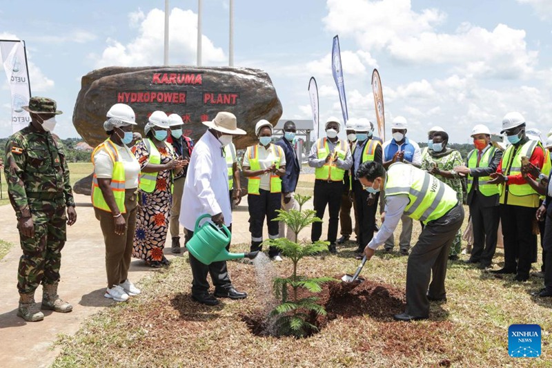 Rais Yoweri Museveni wa Uganda na Balozi wa China nchini Uganda Zhang Lizhong wakipanda mti pamoja kwenye eneo la bwawa la Karuma huko Kiryandongo, Uganda, Septemba 26, 2024. (Picha na Hajarah Nalwadda/Xinhua)